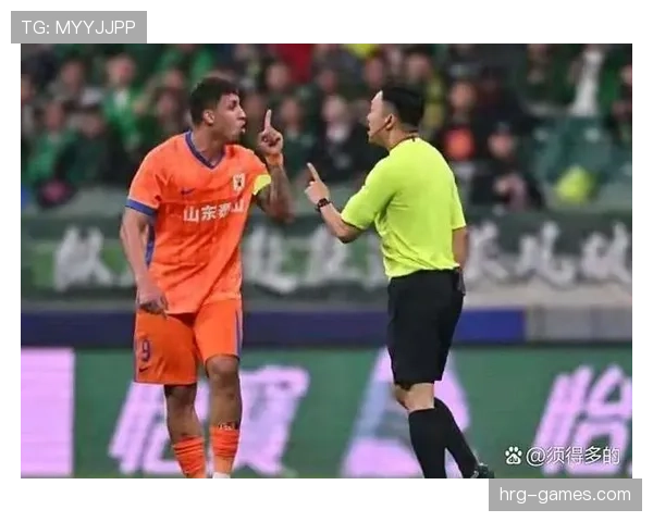 助理裁判举旗判罚时机如何影响越位和犯规判定？