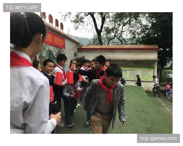 汪周雨满头汗拎着名牌包，路人表情比他还精彩